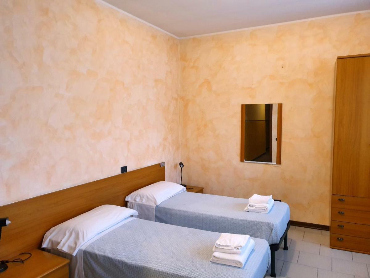 Albergo Leon D'Oro カステル・サン・ジョヴァンニ エクステリア 写真