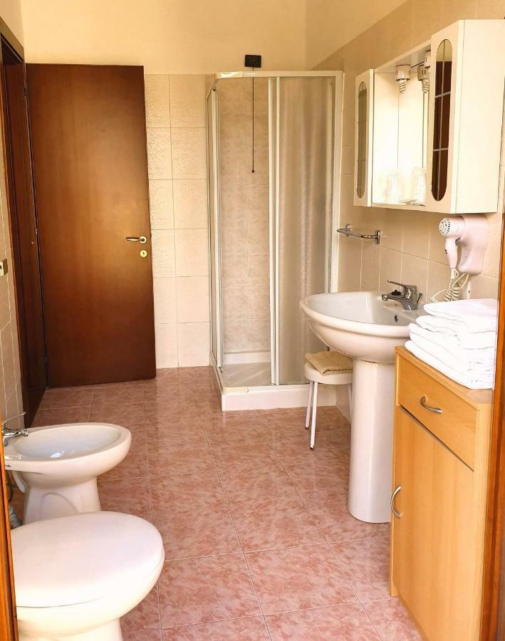 Albergo Leon D'Oro カステル・サン・ジョヴァンニ エクステリア 写真
